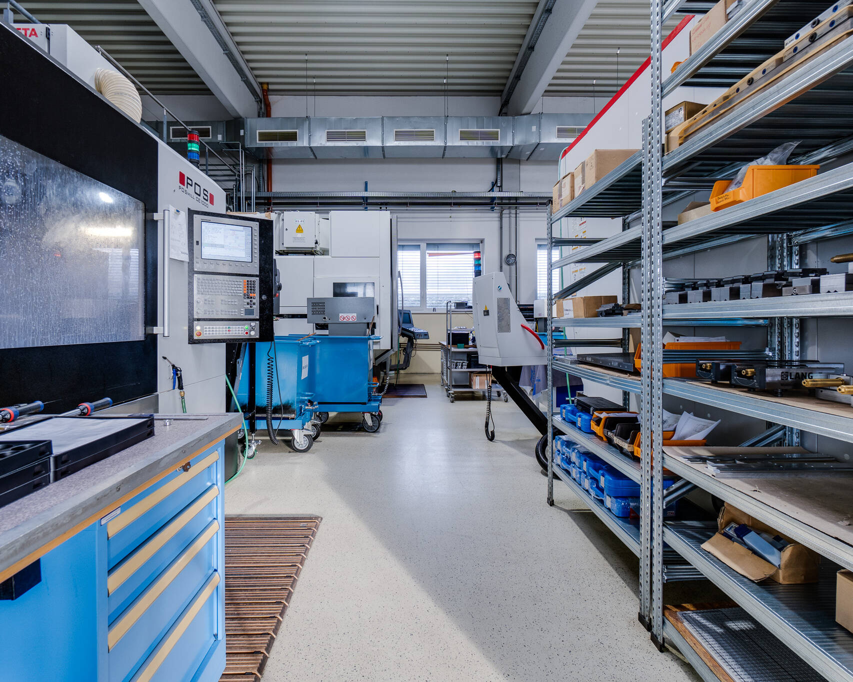 Produktionshalle mit POS CNC-Maschinen und Werkregalen