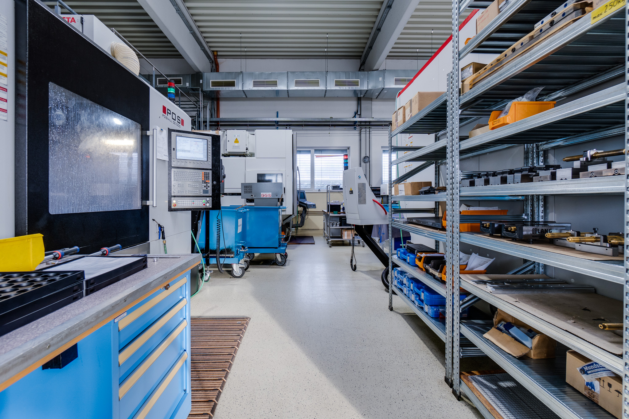 Produktionshalle mit POS CNC-Maschinen und Werkregalen