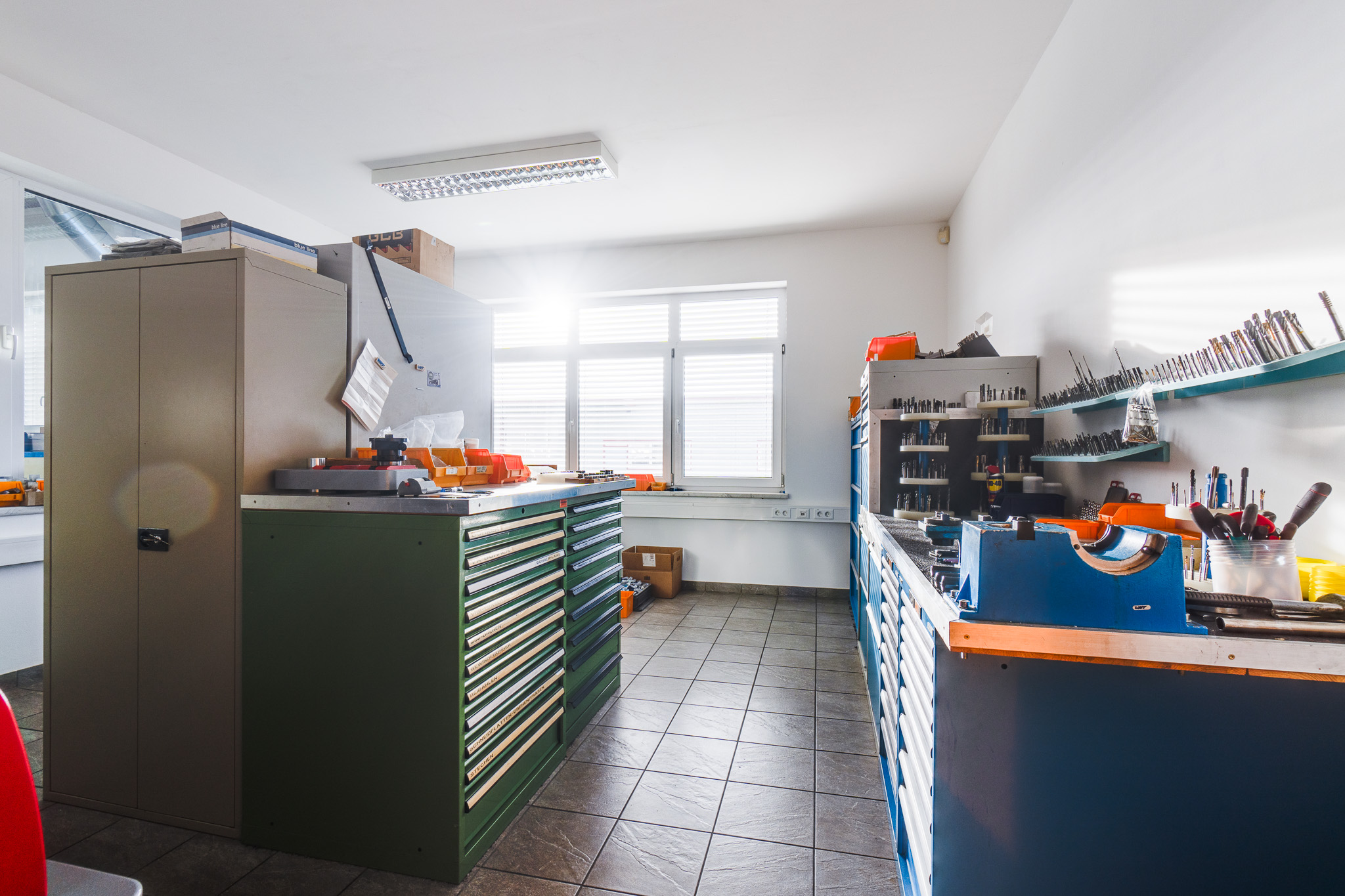 Werkzeugraum mit Regalen, Werkbänken und Schubladenschränken bei Mundschütz Maschinenbau