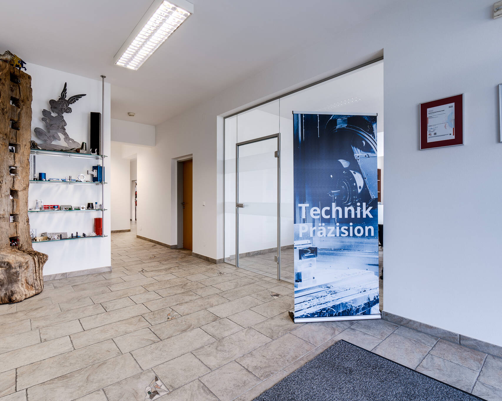 Eingangsbereich der Mundschütz Maschinenbau GmbH mit Auszeichnungen und Ausstellungsstücken