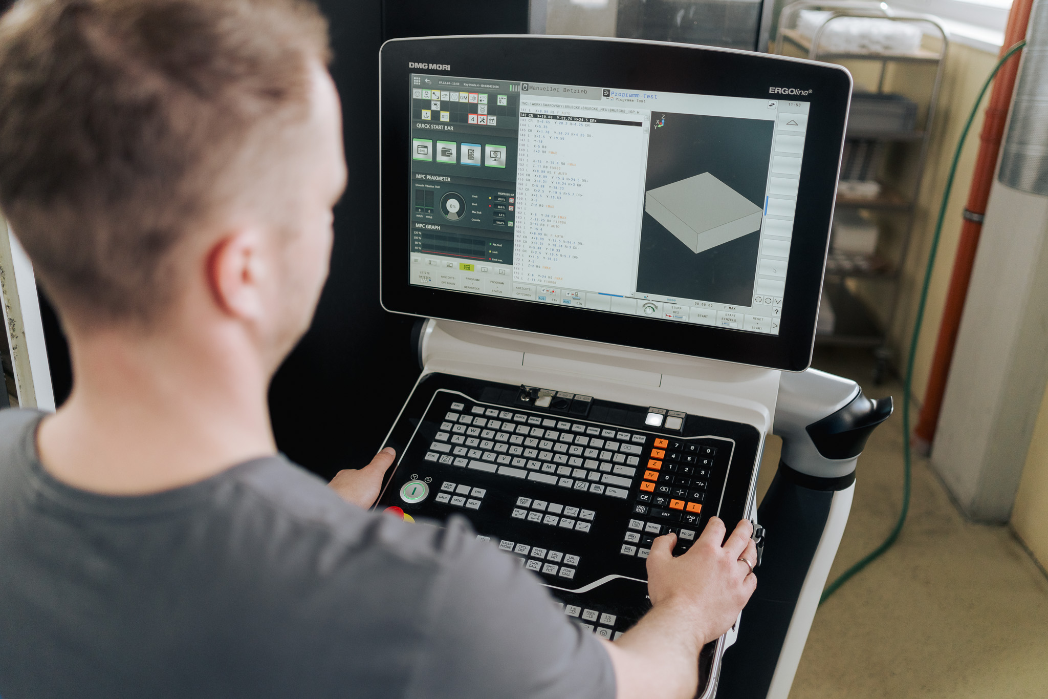 Mitarbeiter bedient CNC-Steuerung einer DMG MORI Maschine