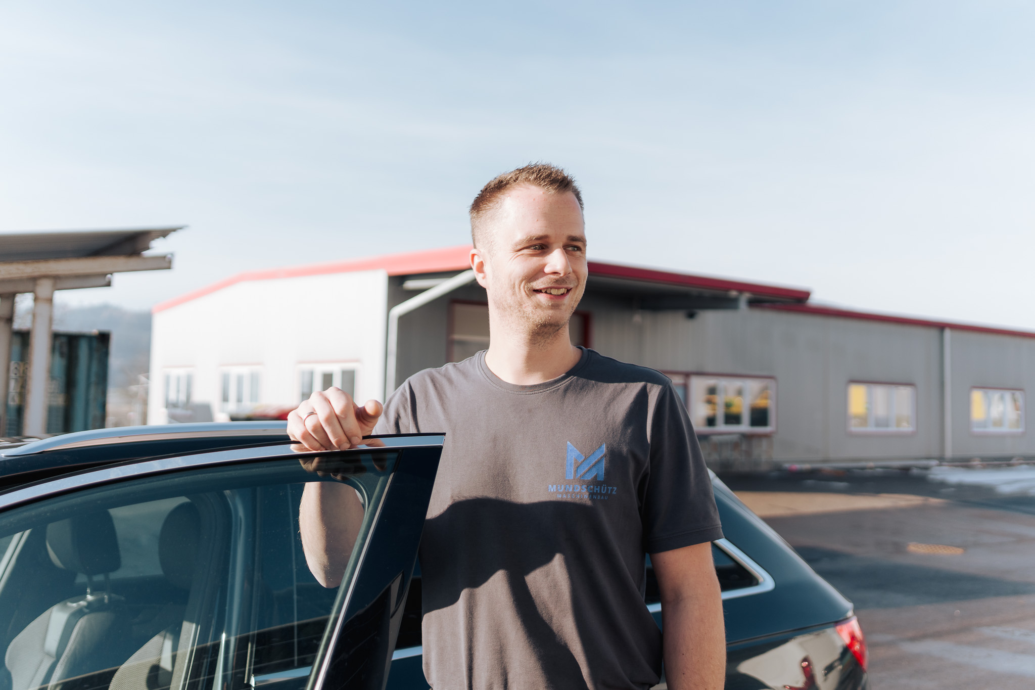 Mitarbeiter der Mundschütz Maschinenbau GmbH vor dem Firmengebäude